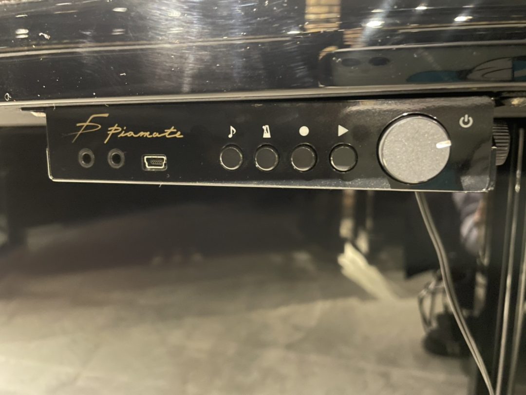 消音装置は新品を搭載。本体のサウンドの変更やメトロノームの再生といった各種操作をアプリをインストールしたスマートフォンから行うことができます。