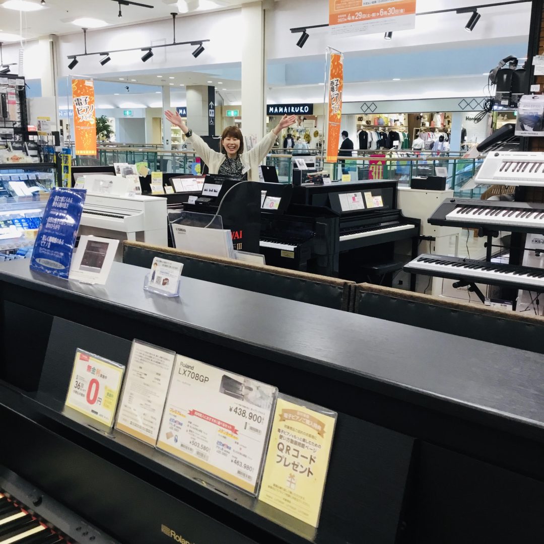 ピアノインストラクター：山中
高校生以上、大人の方のためのピアノレッスンを担当しております。
おススメの電子ピアノからお客様のニーズに合わせた商品をご提案させていただきます。
弾き比べ、聞き比べ一緒にしてみましょう！