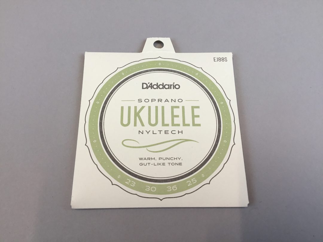D'Addario
EJ65S
クリアナイロン弦
テンション感　強め
あたたかみのある音色と張りのあるアコースティックトーンが特徴。
￥1,001（税込み）