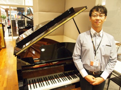 太田将人（おおたまさひと）

ピアノ営業推進課
島村楽器ピアノ事業部ピアノ営業推進課主任。
ピアノ教室の家に生まれ、幼い頃からピアノに囲まれて育つ。2008年島村楽器入社。
現在は各エリアの営業推進、法人営業をしつつ年間に300台以上のピアノを買い付けるバイヤー業務も担う。

