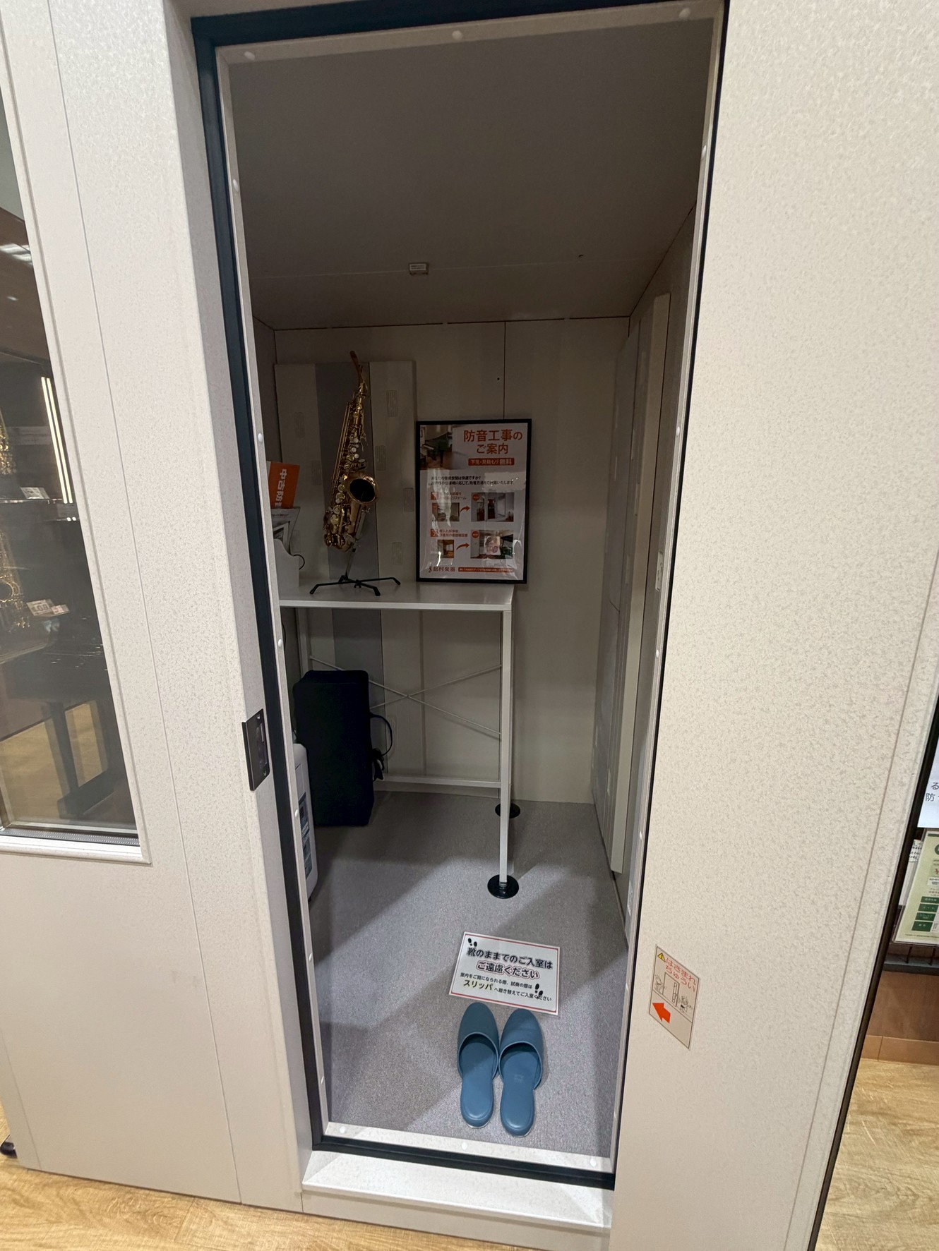どうぞお入りくださいませ！
照明はまだありません！

