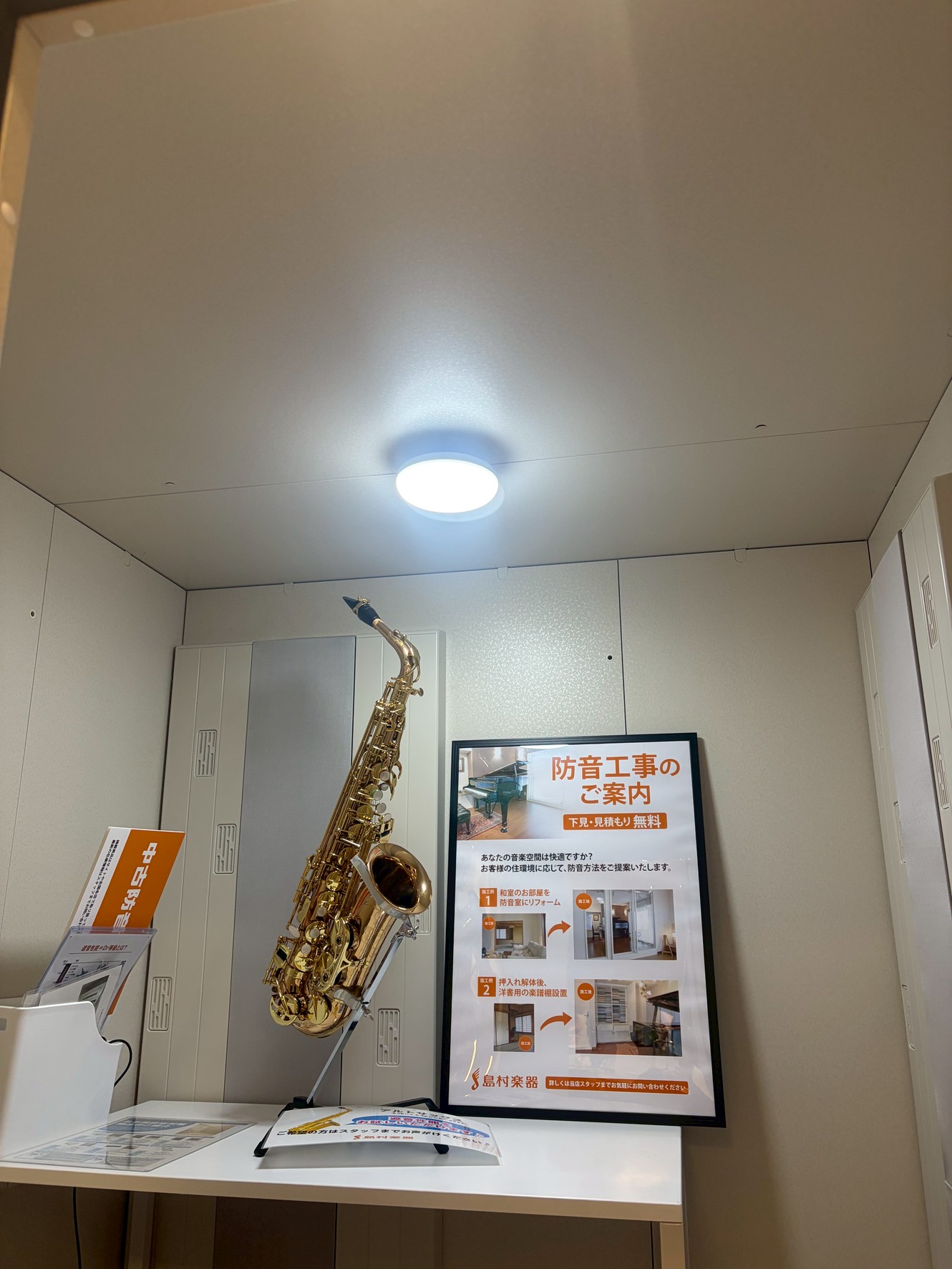 照明は玄関廊下トイレにおススメされていたものですが、小型で明るくて問題ないです！コロンとしたフォルムが愛らしくすら思えます。