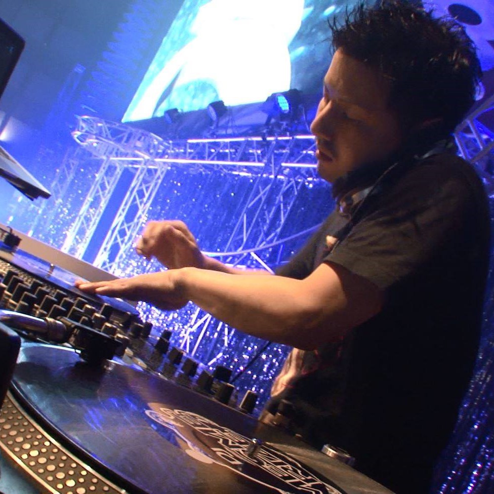 DJ講師：川崎 洋平
現役で活動中のプロDJがレッスン
技術面はもちろん、DJとしての活動の仕方まで幅広くサポートしています。
全く初めての方から、より実戦的なテクニックを習得されたい方まで安心です。