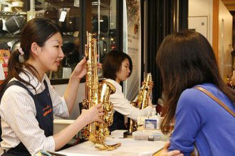 目の前で管楽器技術者が点検いたします