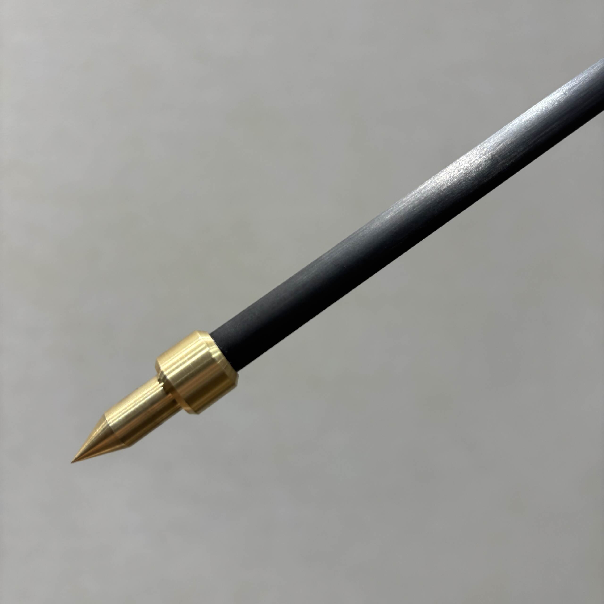 見附精機工業カーボン製チェロエンドピン