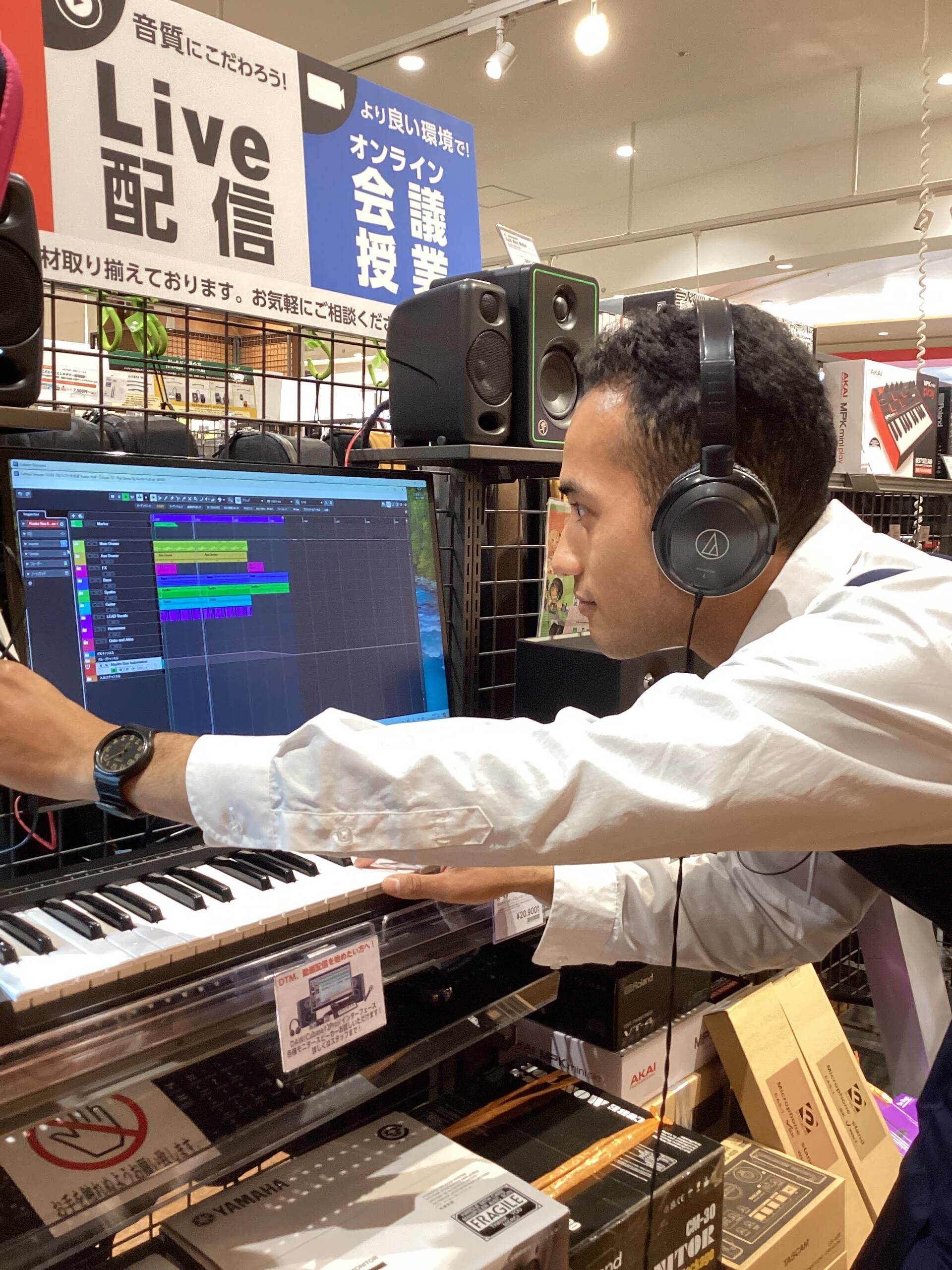 デジタル担当　Thompson