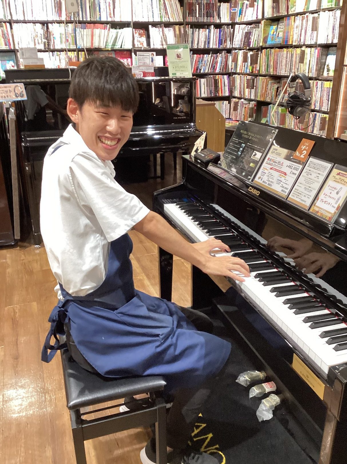 電子ピアノ担当：荒井
ギター講師としての経験もございます。豊富な知識を活かして、お一人お一人のお悩みに寄り添い、最適なご案内をいたします！