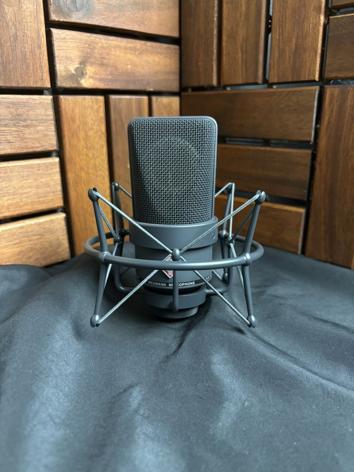 NEUMANN TLM 103 mt Studio set コンデンサーマイク ショックマウント付属 スタジオセット ノイマン 【 横浜ビブレ店 】
￥ 168,300 税込