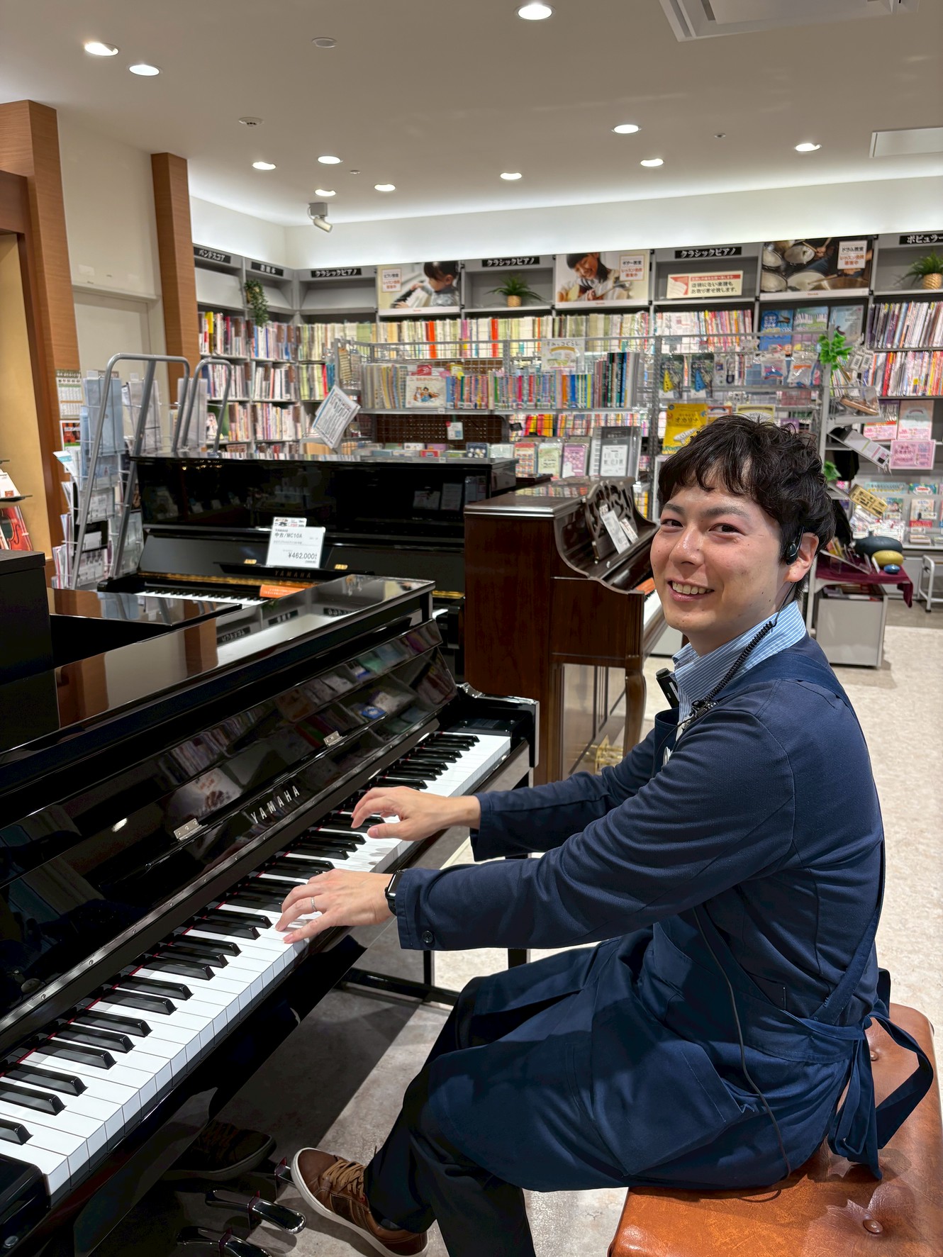 井嶋（副店長・ピアノアドバイザー）
楽器の街、静岡県浜松市出身です。
小学生のころからピアノを習っており、アップライトで毎日練習していました。その経験から、電子ピアノと生のピアノの違いを知っており、それぞれの特徴を分かりやすくお伝えしております。
ピアノを始めたい方はもちろん、買い替えや練習環境についても、ぜひお気軽にご相談ください。あなたにベストマッチなピアノを一緒に見つけましょう。