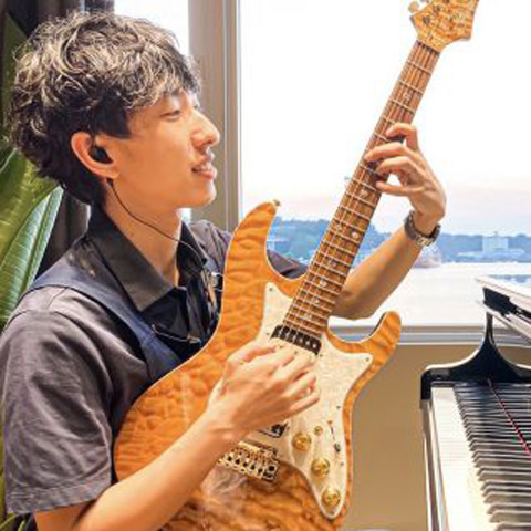 石川　諒(いしかわ　りょう)
バンド楽器全般とピアノのご案内なら私にお任せください！
愛妻と愛娘と愛息の為に全力で働いてます。
好きなバンドは椿屋四重奏
好きなミュージシャンはMike Portnoy