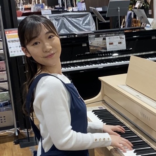 亀井　瑠美 (かめい　るみ)【ピアノ上級アドバイザー】
作曲・編曲・演奏活動しています。
経験を活かし、お客様のご希望にあった楽器選びをサポートします！
ぜひご相談ください。