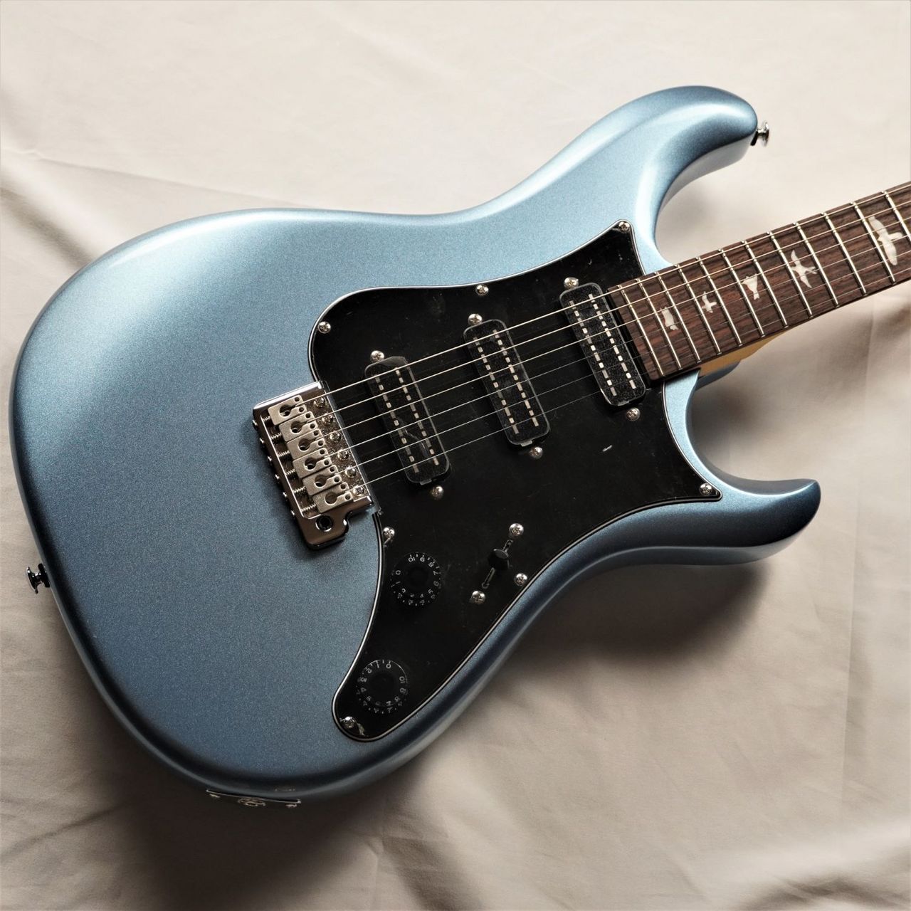 Paul Reed Smith SE NF3 ROSEWOOD /Ice Blue Metallic
Sold Out