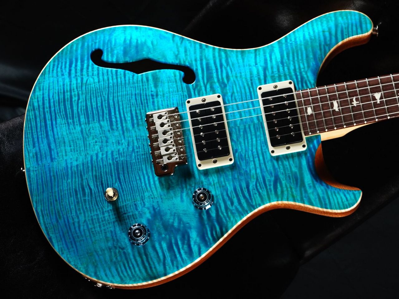 PRS CE 24 Semi-Hollow /Carroll Blue
※当商品に関しましては別途担当スタッフ石川までお問い合わせください。