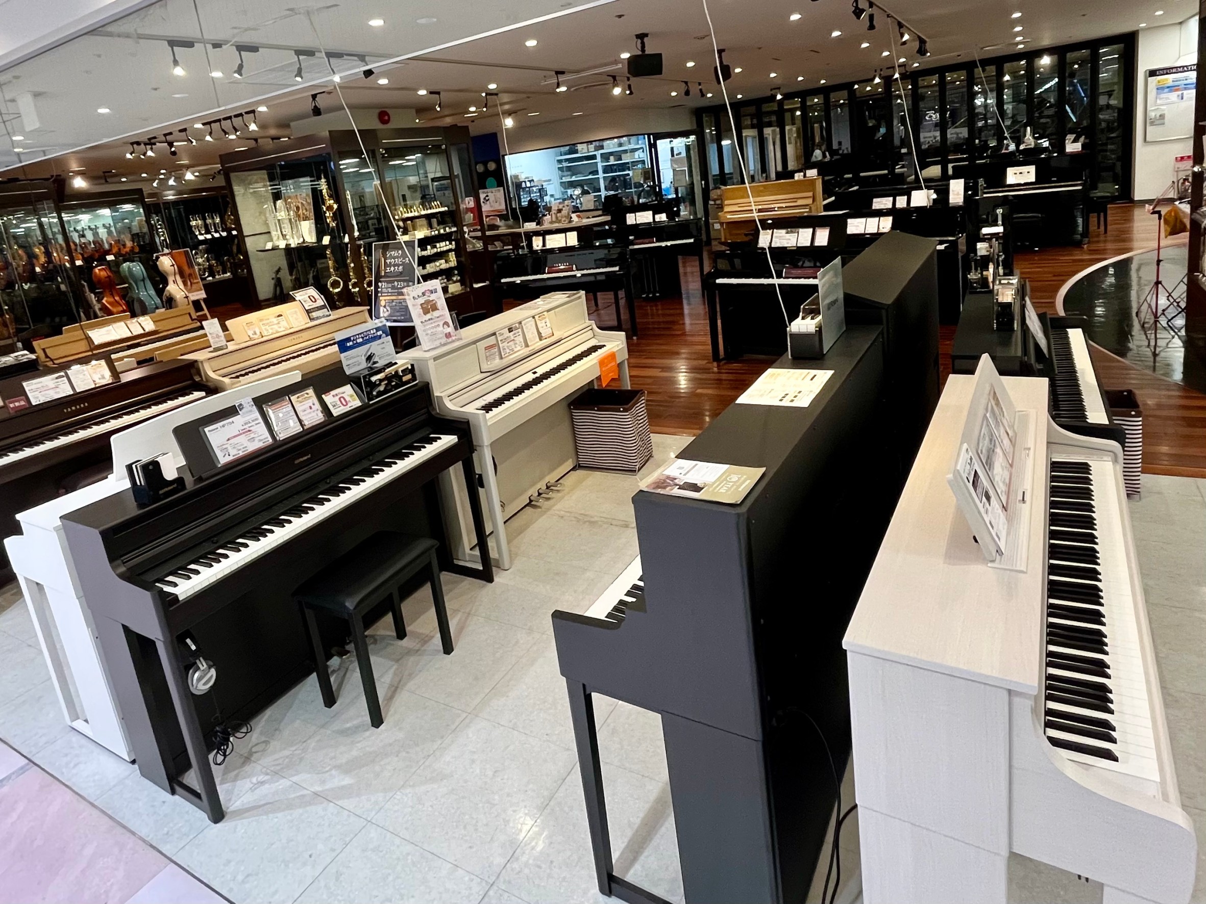 店舗入り口に電子ピアノがズラリ！
