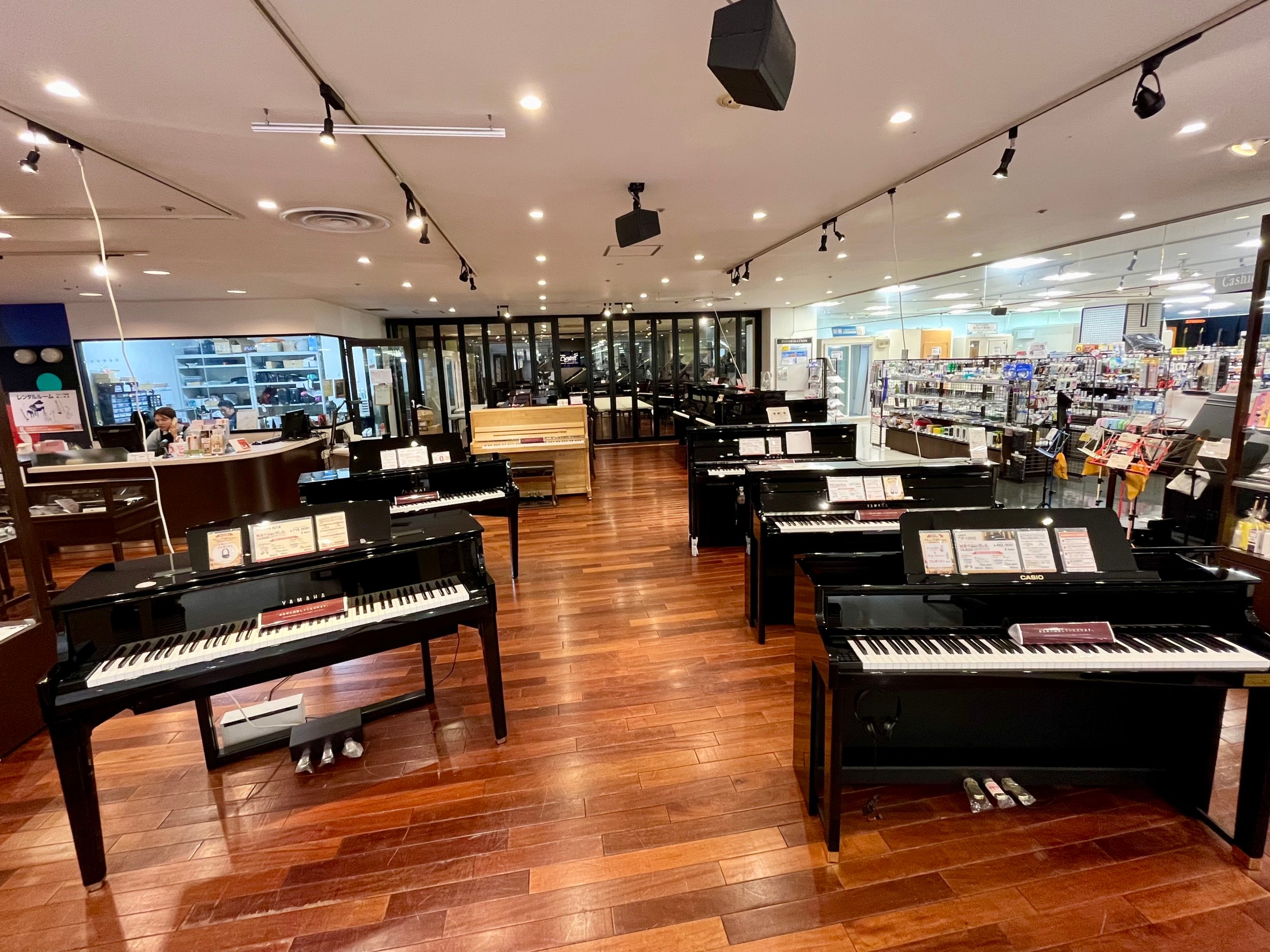 ハイブリットピアノも豊富に展示がございます。