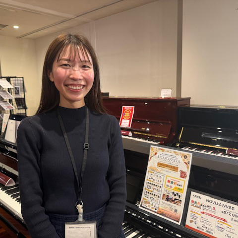 ピアノインストラクター：林
音大を卒業し、レッスンも担当しているスタッフです♪練習環境を整えることで、上達スピードが大きく変化することを身をもって感じているので、購入してすぐはもちろん、5年先、10年先までピアノを楽しめる、お客様に合った楽器選びをしっかりご案内させていただきます！