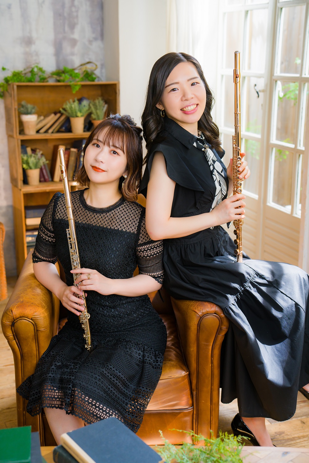Flute Duo Allant（左、要田詩織さん　右、岩崎花保さん）