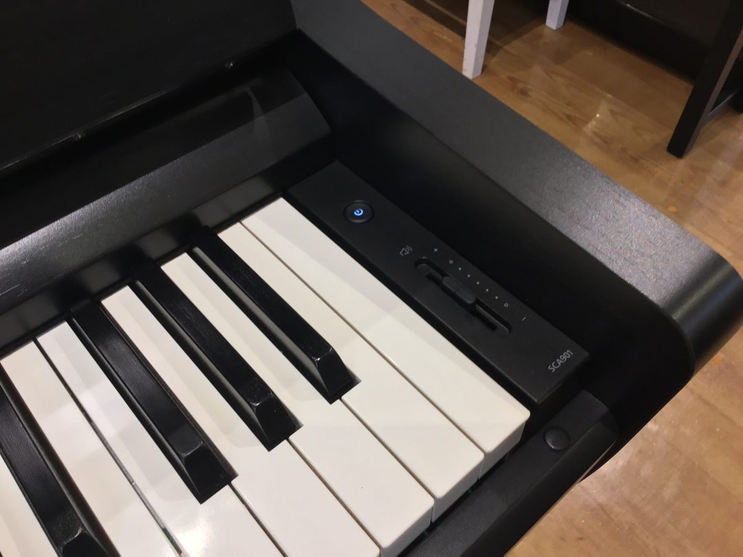 つかいやすさ②電源スイッチとボリュームコントローラーは高音側に配置されています。