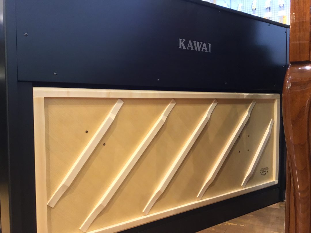 こだわり②この価格帯では全メーカーを通じて唯一の背面大型響板スピーカーを搭載。アコースティック感あふれるサウンドに包まれます。