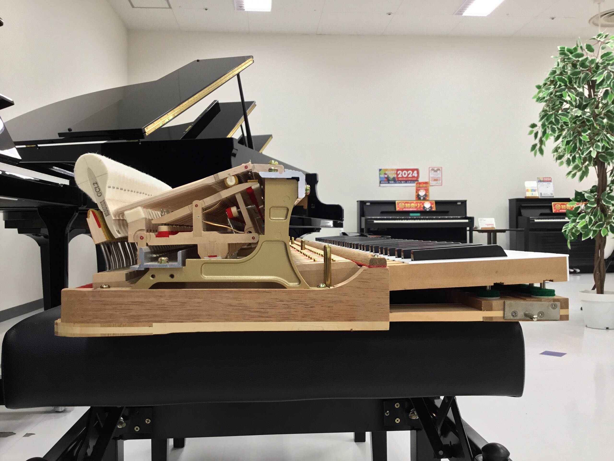 アクションと鍵盤：木部に痛みなく、所見ありませんハンマーにはヤマハのC1.2と刻印があります。シングルフェルトですが上質な羊毛が使用されています。