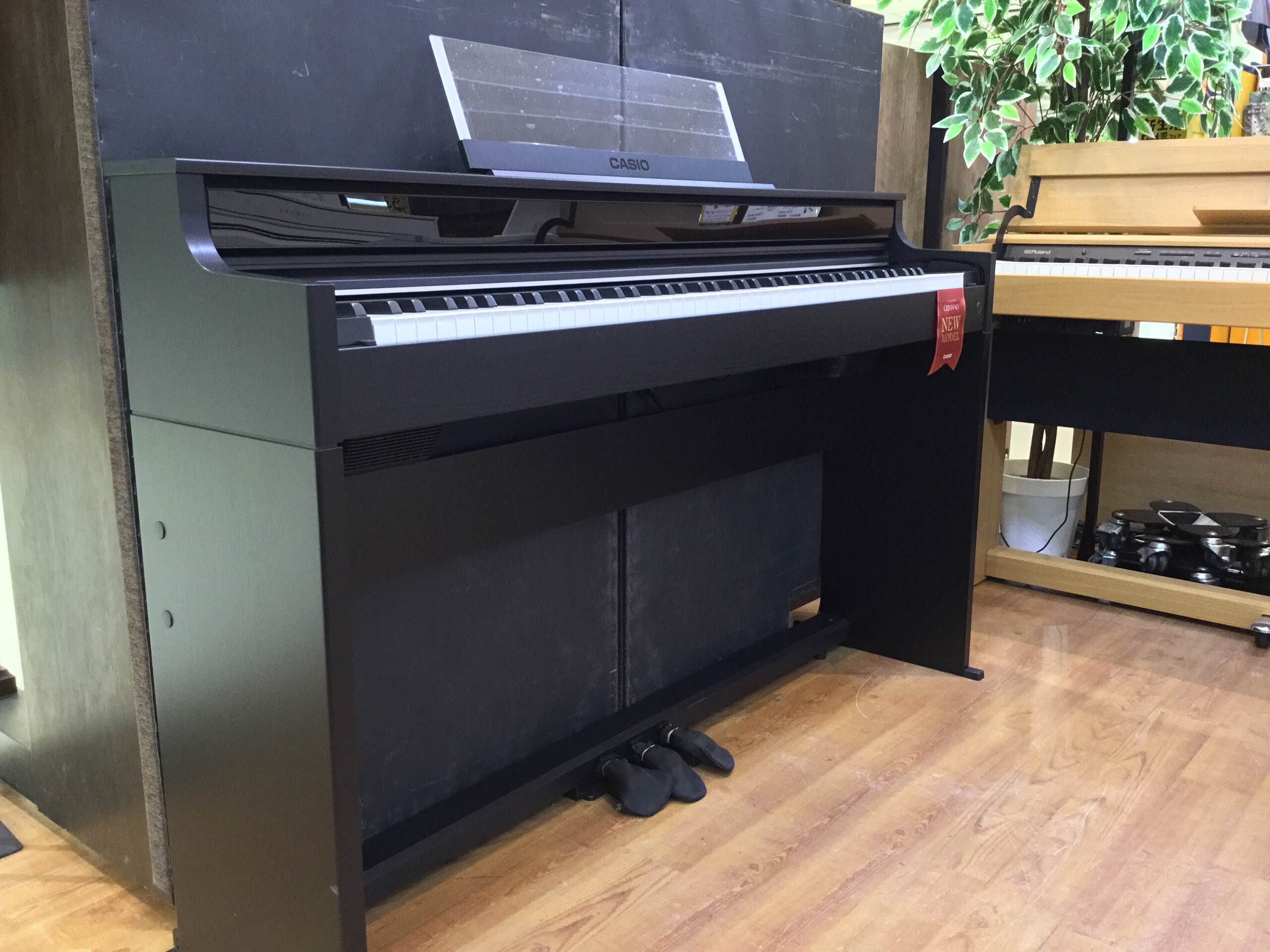 ■カシオ　AP-S5000GP/S
・黒木目調
・￥181,500
・高低自在椅子付