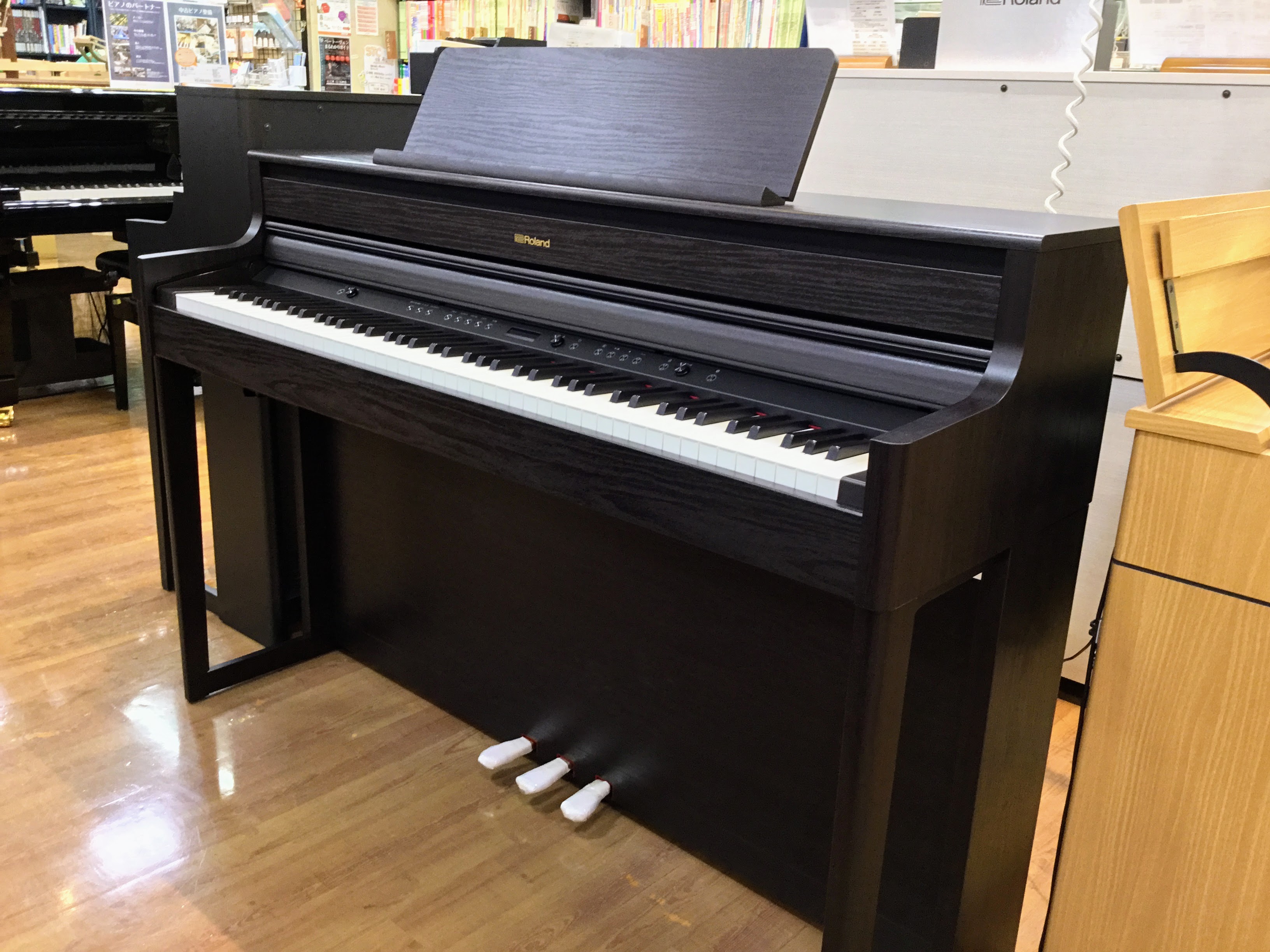 ■ローランド　HP704
・ダークローズウッド
・￥209,000