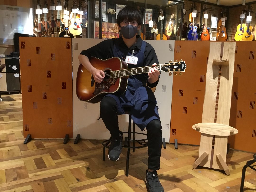 身長170㎝ 当店スタッフ　
アコギ ドレッドノートサイズ
スタッフレビュー：座った時の安定感、アコギを抱えたときのバランスが良いです！これで練習が捗りそうです！