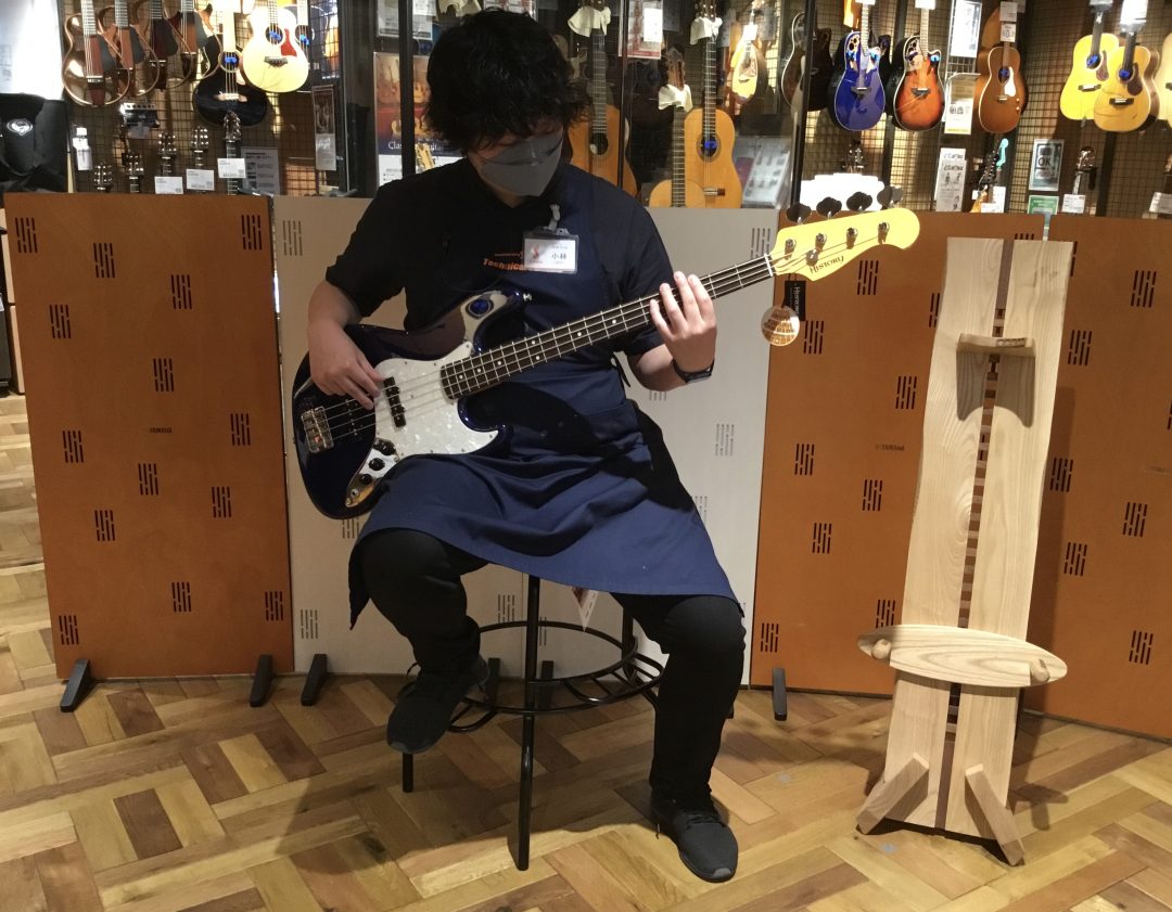 身長185㎝ 当店スタッフ　
ジャズベース
スタッフレビュー：しっかりと安定した座り心地で弾きやすいです。複数のポジションで構える事ができるのもGOOD！