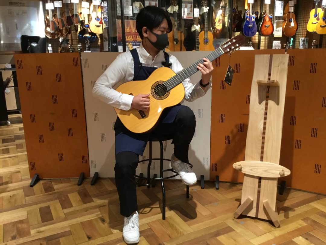 身長178㎝ 当店スタッフ　
クラシックギター
スタッフレビュー：足置き台がなくてもクラシックスタイルで演奏できるのがいいですね。練習以外にもちょっとした演奏会でも使えるチェアーだと思います。