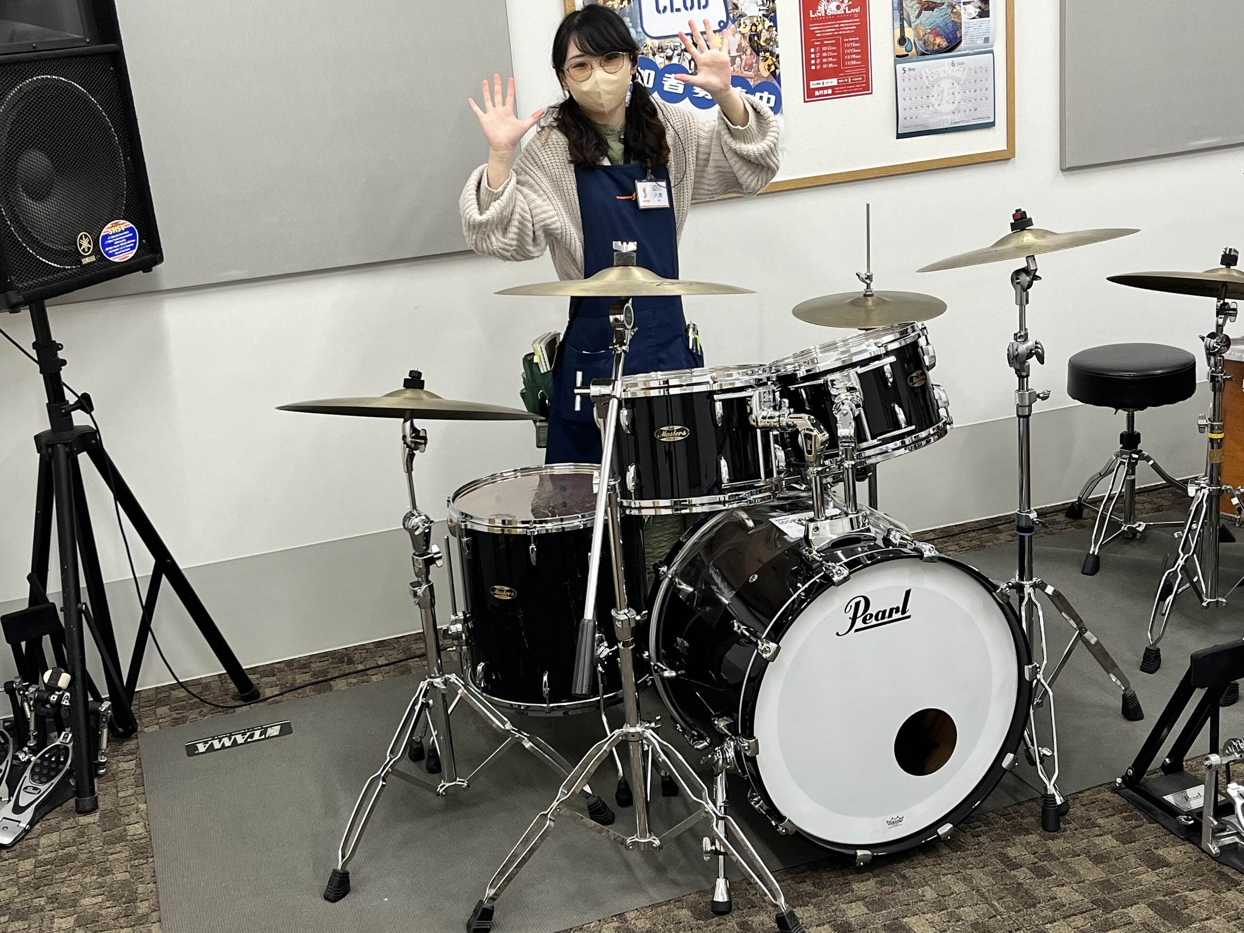 【八木(やぎ)】
第一回ドラムショーから携わってきた歴戦の猛者です。
音響関連のお仕事をしていたため、ドラムセットを組んでバラした回数なら、そこそこ負けない自信があります💪
