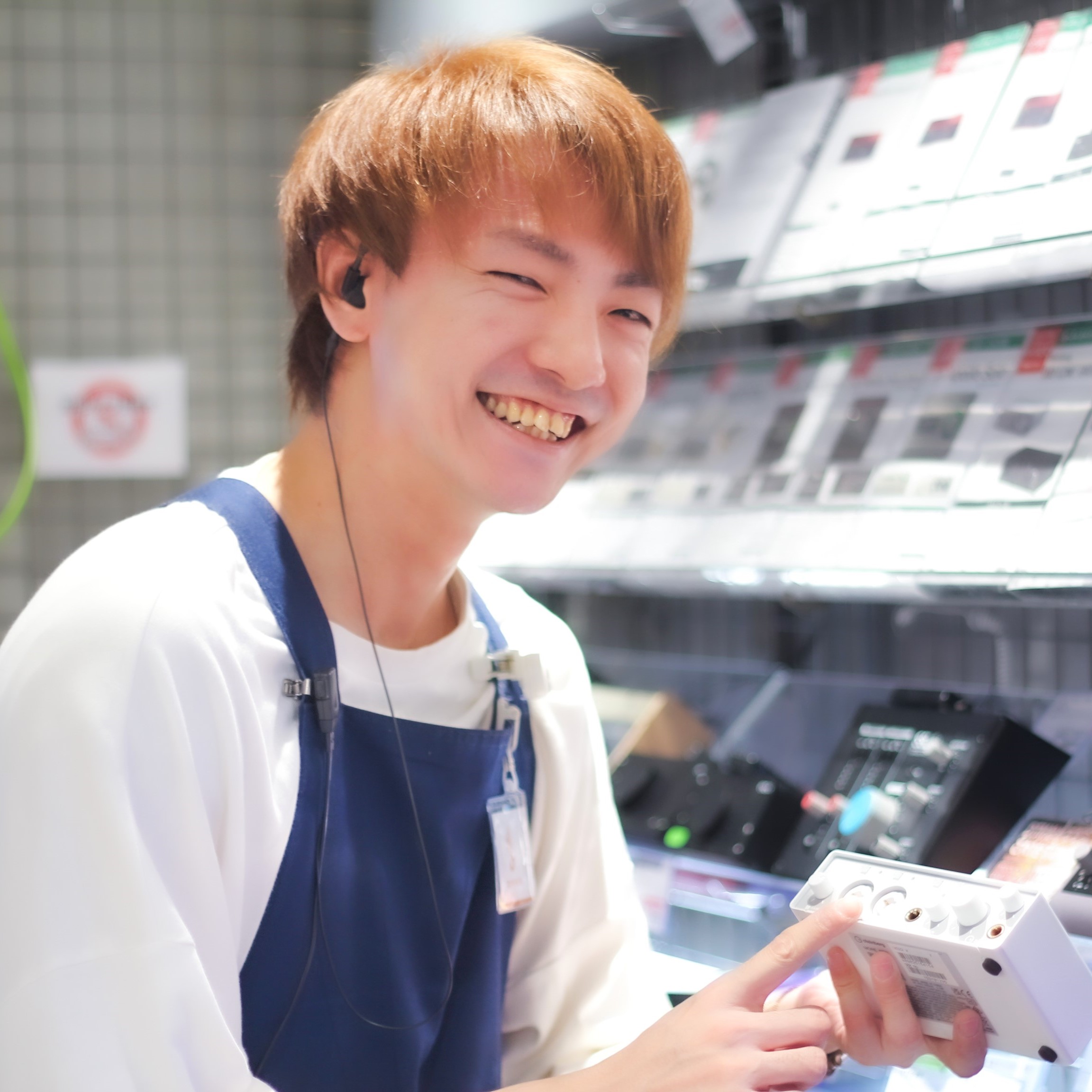 【淺井(あさい)】
DJとドラムの担当。
クラブノリなダンスミュージックとゴリっとしたベースミュージックが大好物です。
最近はギターとドラムにもハマっていて、休日は朝から楽器を触っていて気が付いたら夕方だったこともあったりなかったり…。
普段から音楽活動もしていて、自分で曲を作ったりするほど音楽漬けの日々を送っています。
ドラムのことやビートメイクのことなど、気になることがあったらぜひ気軽に声をかけてください！