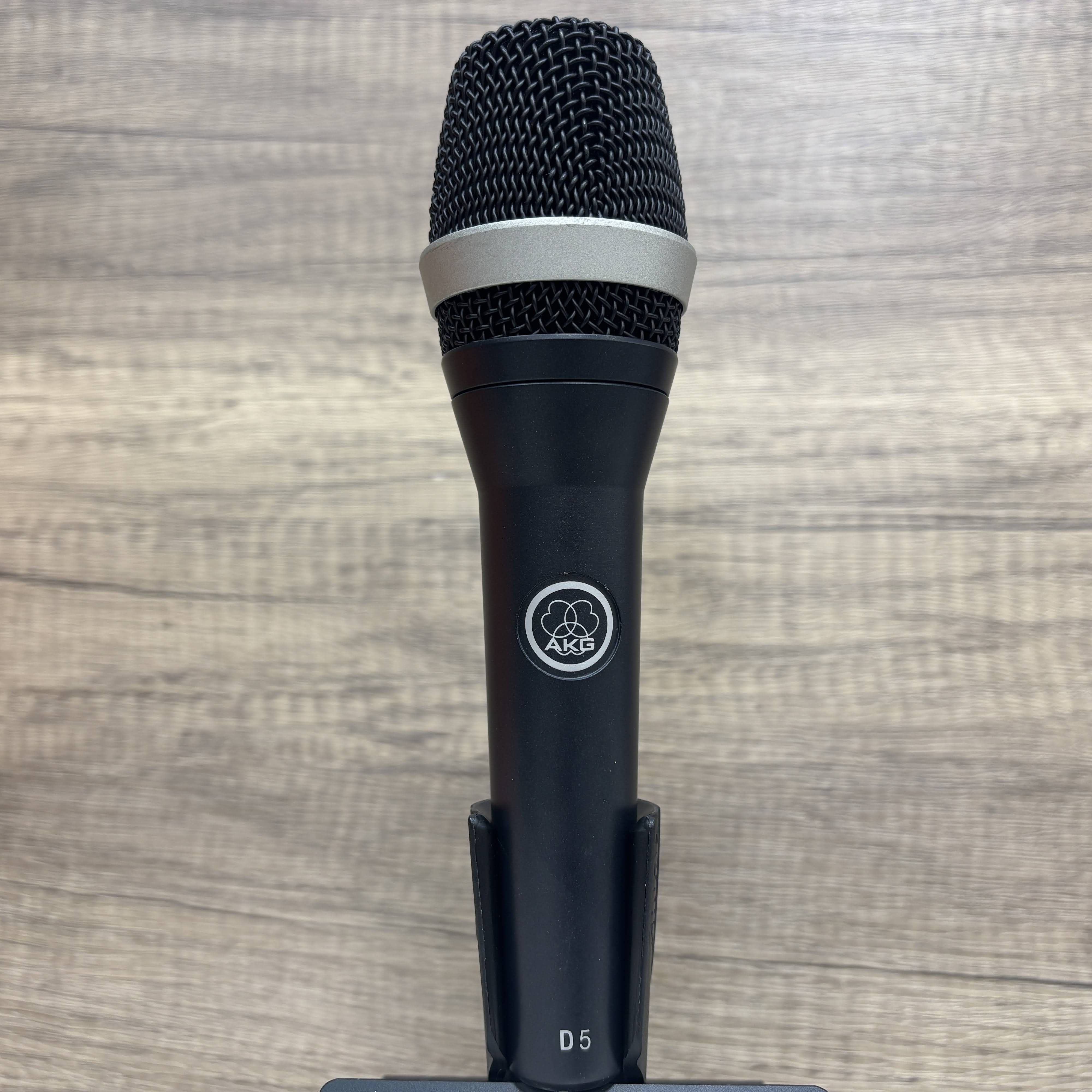 AKG
D5