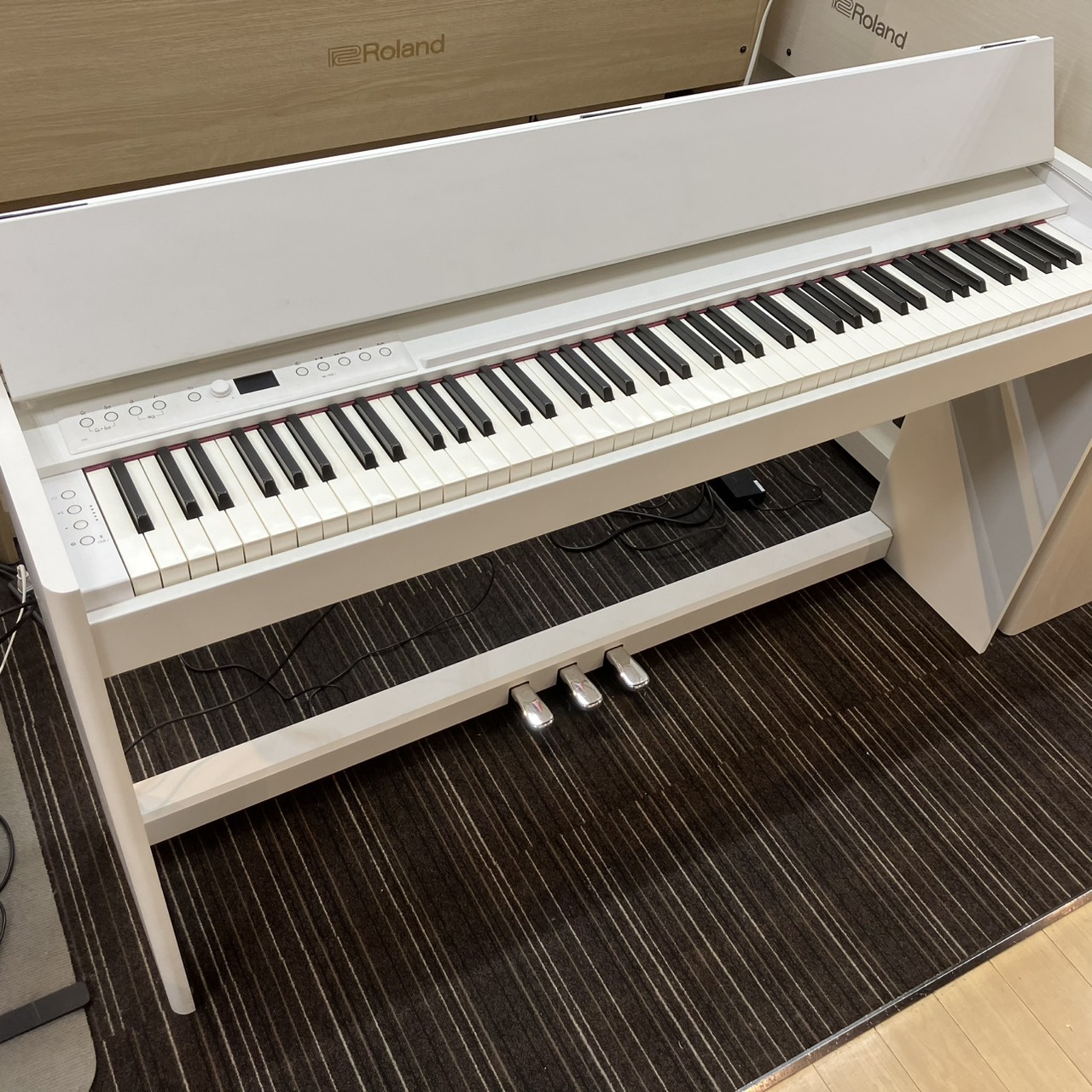 【Roland】F701:WHS
通常¥127,600（税込）
→￥111,870（税込）