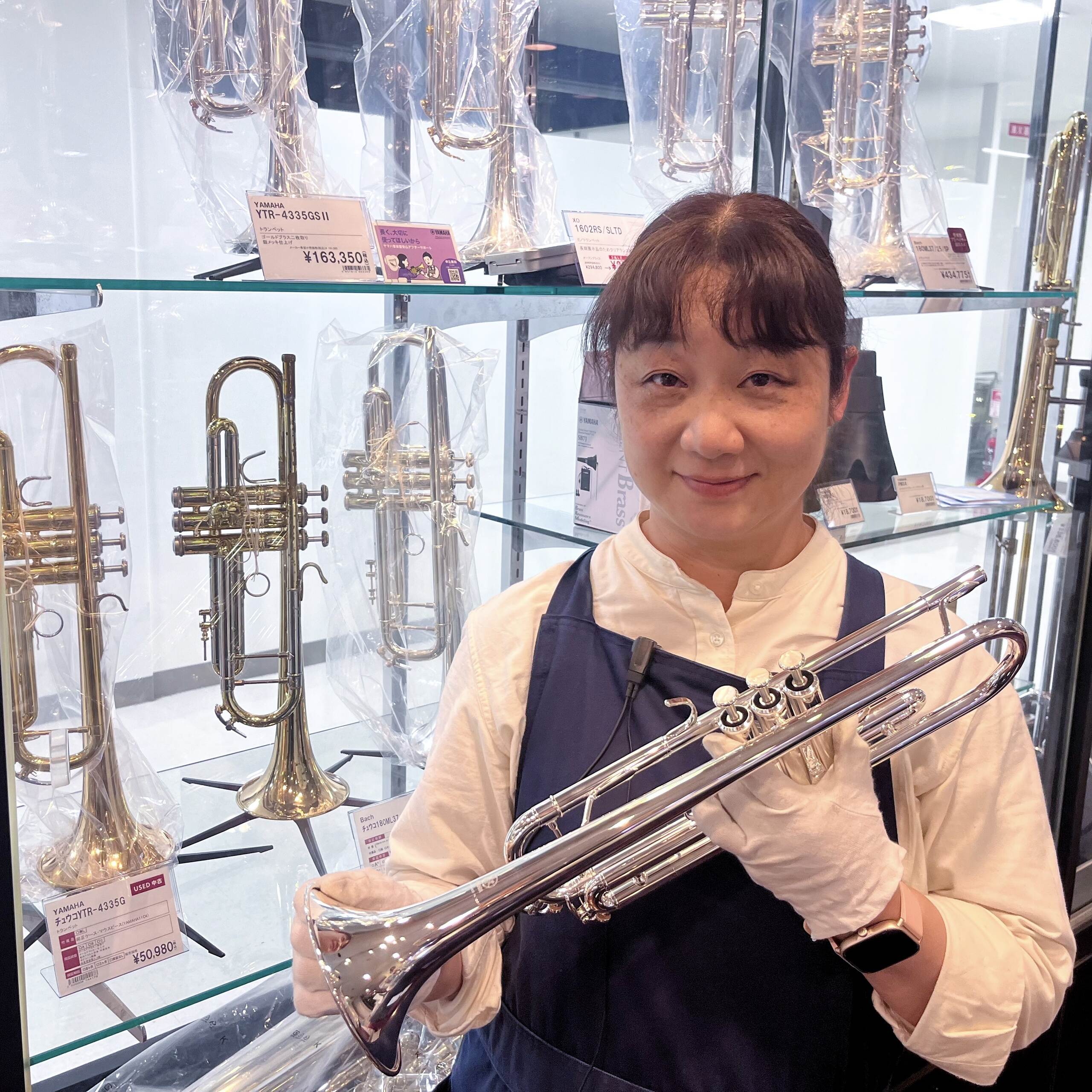 管楽器アドバイザー　田中(たなか)

管楽器アドバイザーの田中です。大学時代に副科管弦打で本格的にトランペットを始めました。
元は声楽ですがトランペット熱が爆発してしまいトランペットに転向してしまいました。
ニュージーランドのブラスバンドチャンピオンシップに地元バンドのソロコルネット奏者として参加した経験もあります。
これから楽器を始める人もマニアックなベテラン奏者も楽しい音楽ライフのお手伝いを出来ればと思っています。
お気軽にご相談ください。