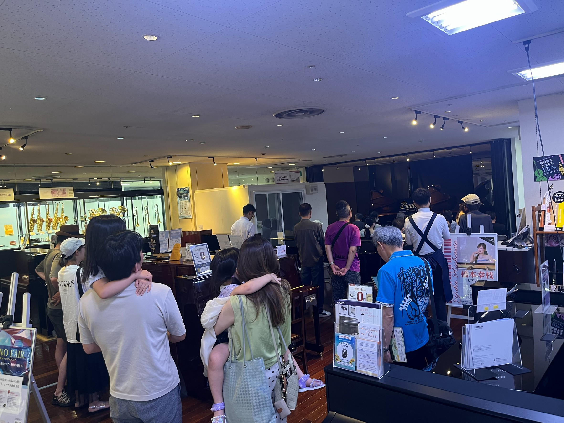 後ろの方まで立ち見のお客様でいっぱい！