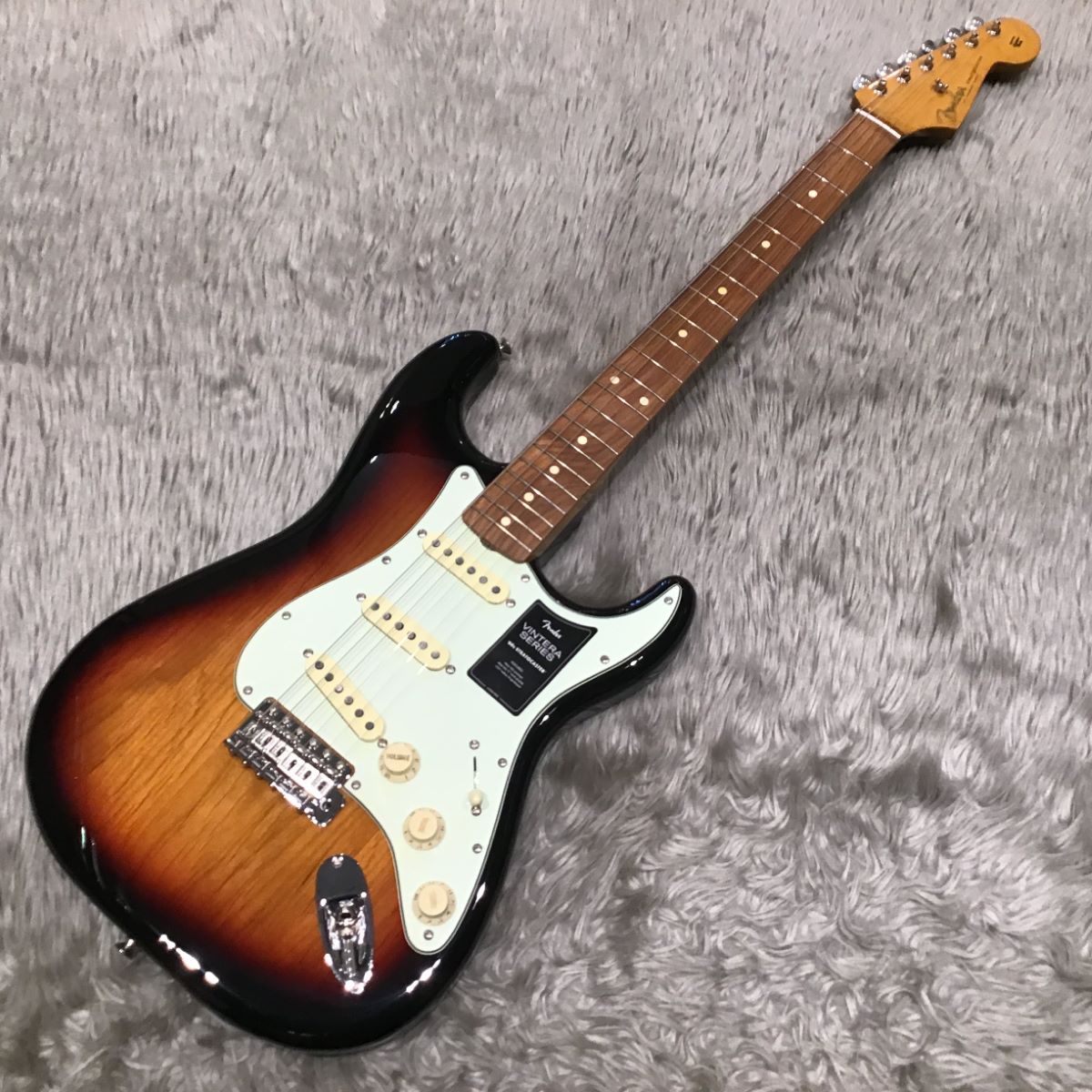 FenderVintera '60s Stratocaster Pau Ferro Fingerboard 3-Color Sunburst