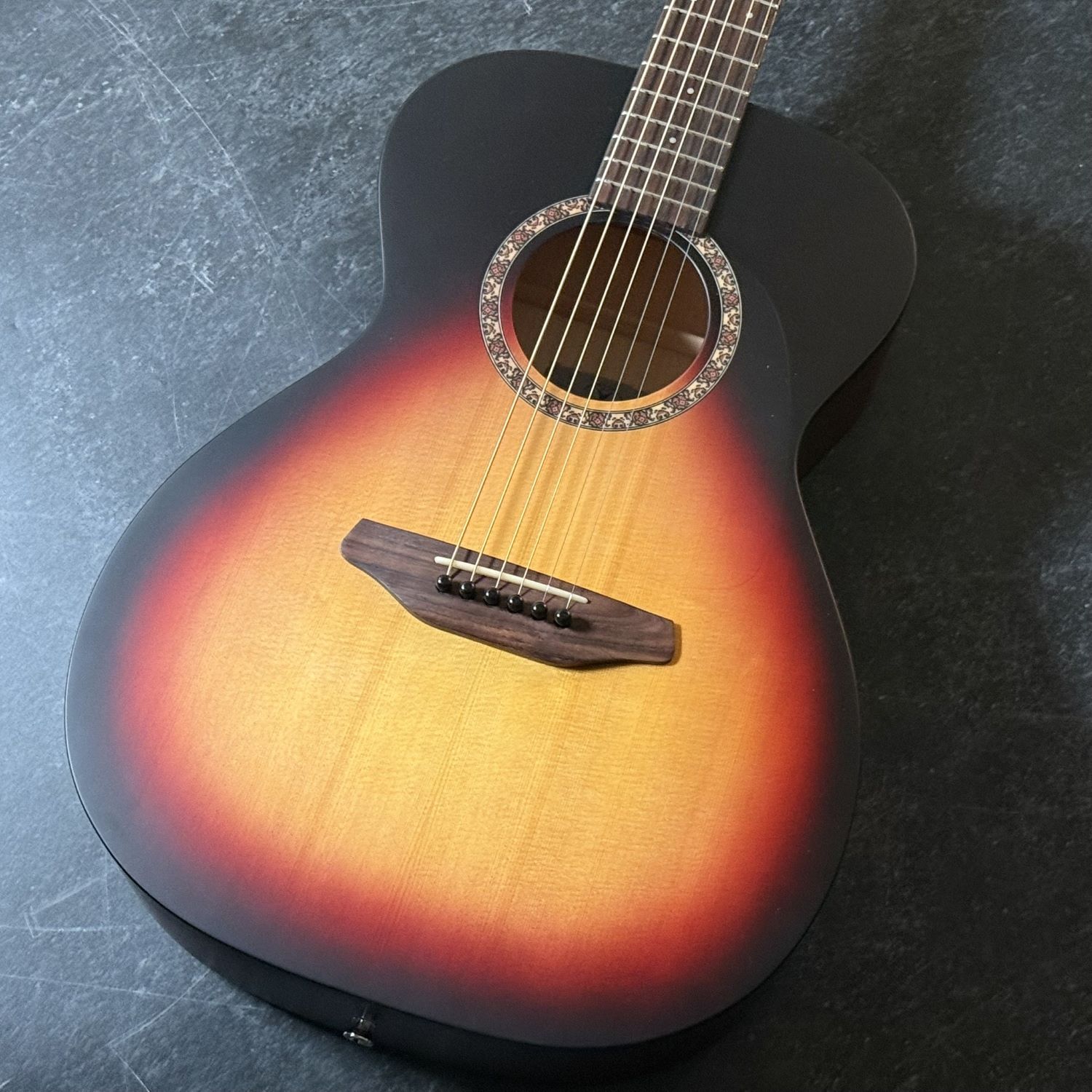 コンパクトながら本格的な音色とデザイン性を備えたミニギター SYF-Mini CTM