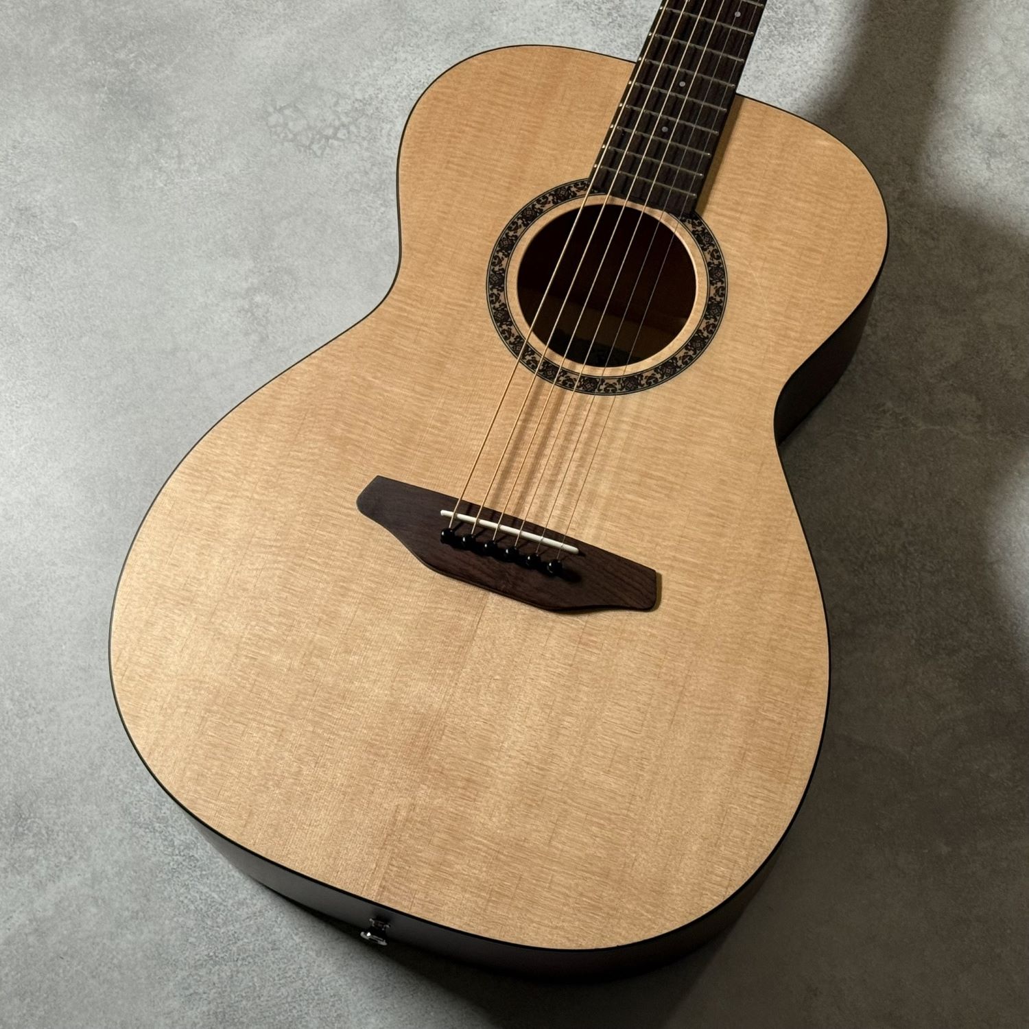コンパクトながら本格的な音色とデザイン性を備えたミニギターSYF-Mini CTM