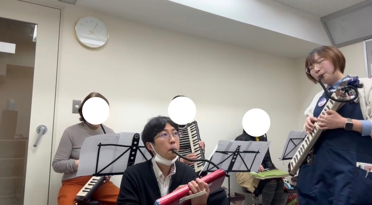 伴奏音源を聴きながら…みんなでアンサンブル♪