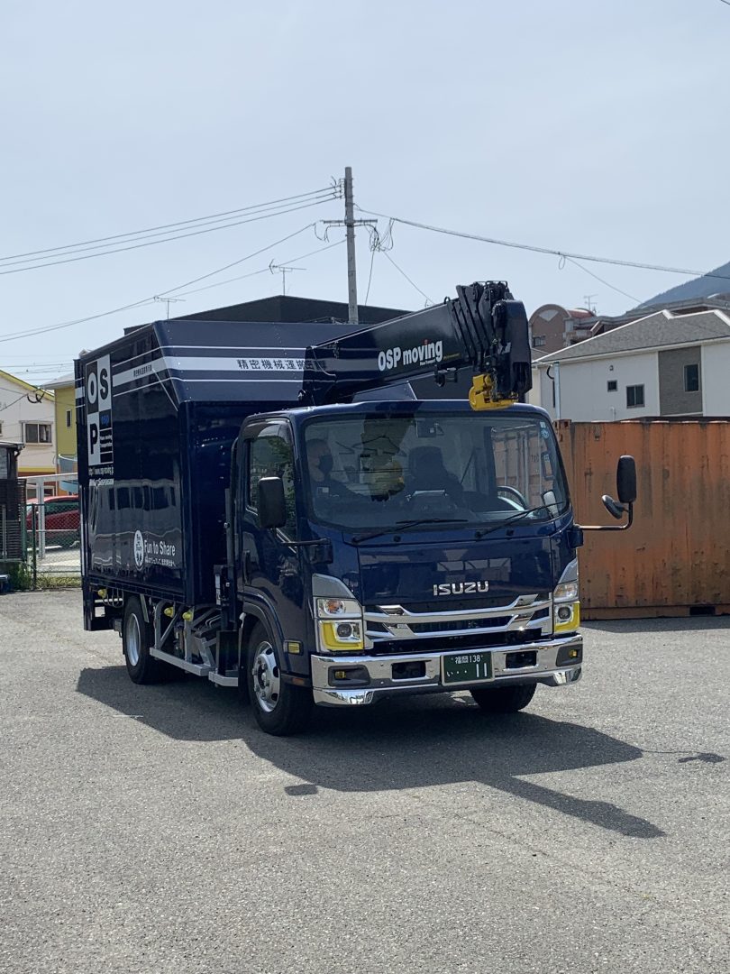 トラックの到着です。今回ご納品させていただくピアノが乗っています。