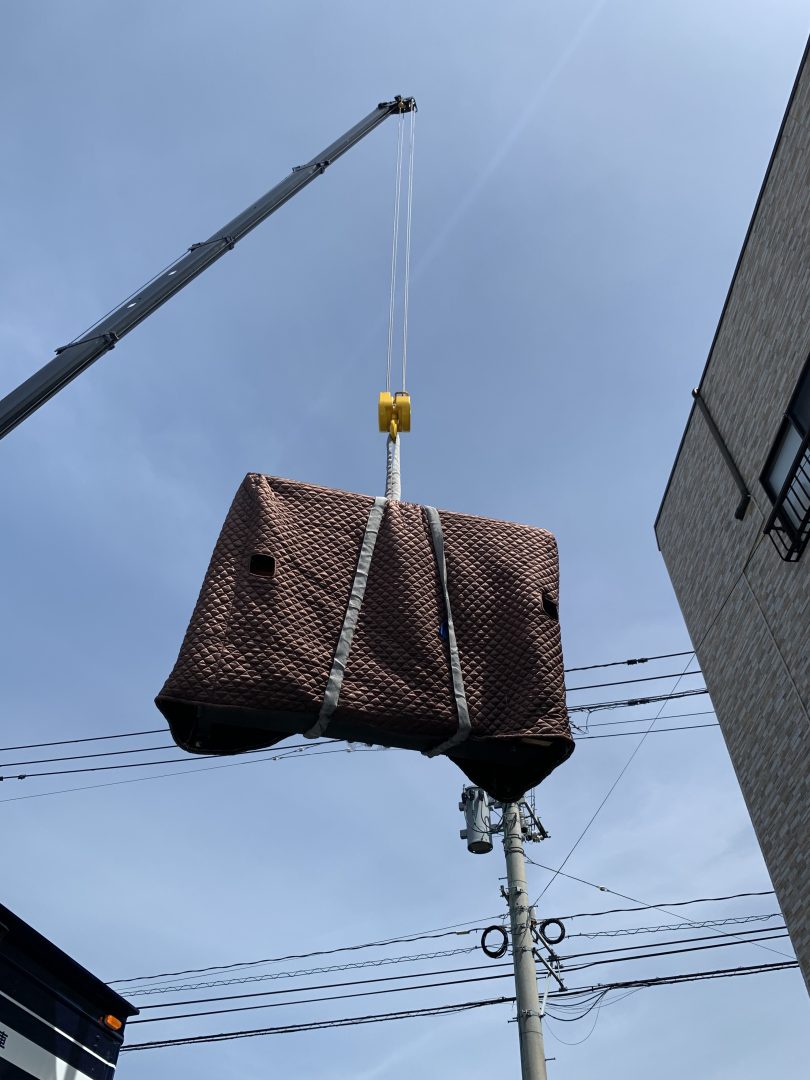 ピアノが空へ向かって