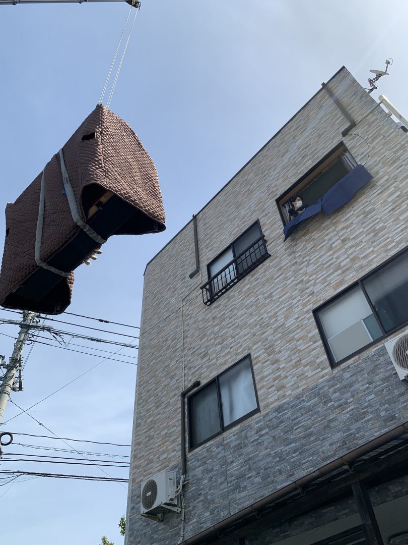 今度は窓へ向かって