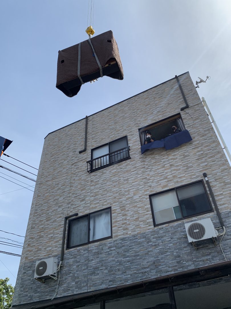 窓へ向かってピアノが動かされます