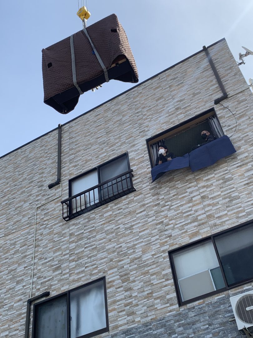 どんどん窓の方へ。リモコン操作はお部屋の中から行っています