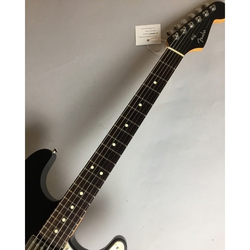 12”の指板ラジアスとMedium Jumboフレット、“C” to “D”のコンパウンドバックのネック仕様が、コードストロークから速弾きまで快適な演奏性をサポートします。