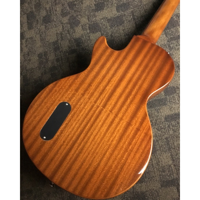 マホガニー・ボディ、50年代仕様のネック・プロファイル、ドッグイアータイプのエピフォンP-90 PRO シングルコイル・ピックアップｘ1基、ワン・ボリューム＆ワン・トーン・コントロール。