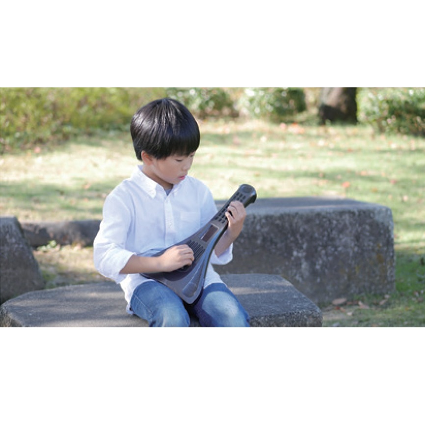 手の小さな人も、指の太い人も、指が不自由な人も押しやすいように、 ボタンの大きさ、重さ、ストロークの深さにこだわってデザイしました。