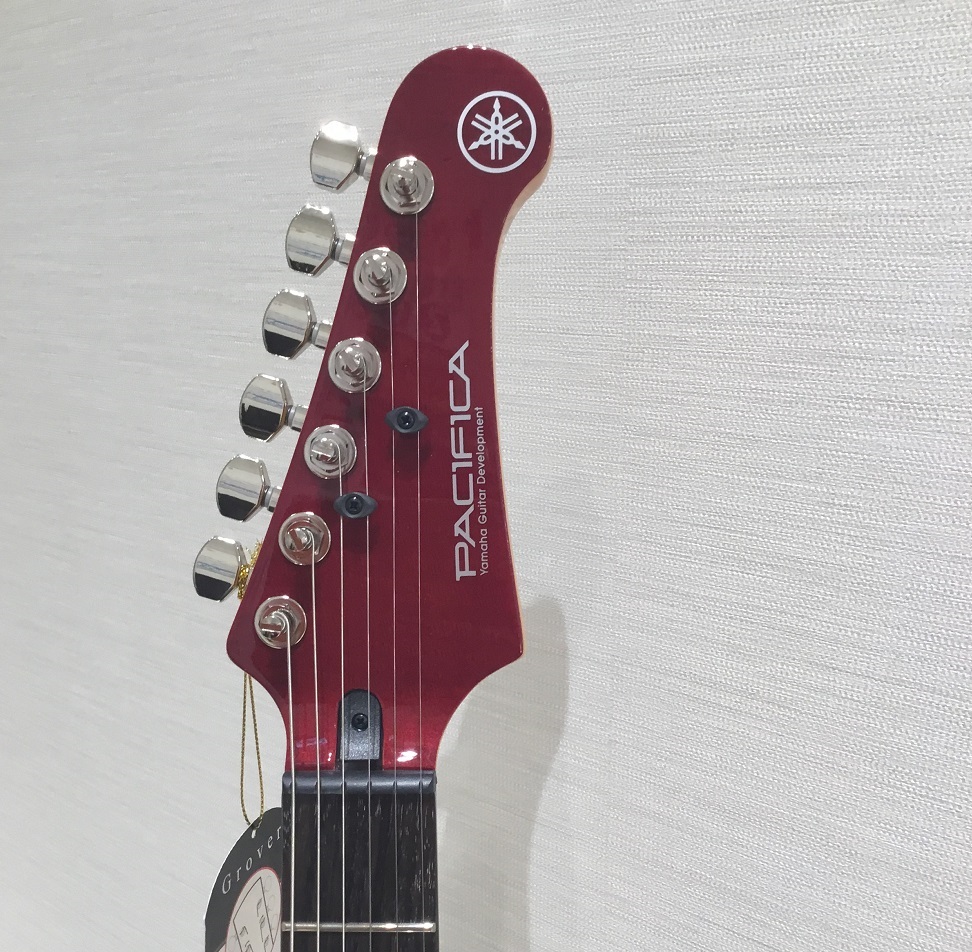 ボディトップと同様、ヘッドストック面にも杢目の美しいフレイムメイプルを採用。