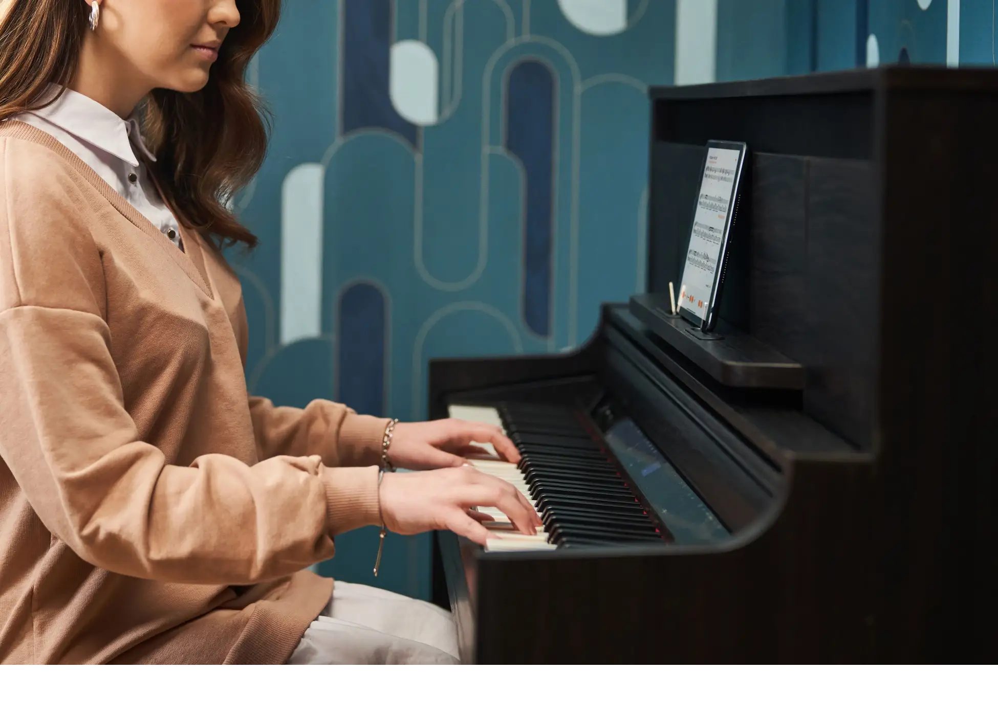Bluetooth機能でスマホとつなげば、お気に入りの曲を流しながら弾いてみたり、練習アプリと組み合わせたり、使い方は無限大。家族で楽しくピアノ時間を過ごしたい方にもぴったりです！