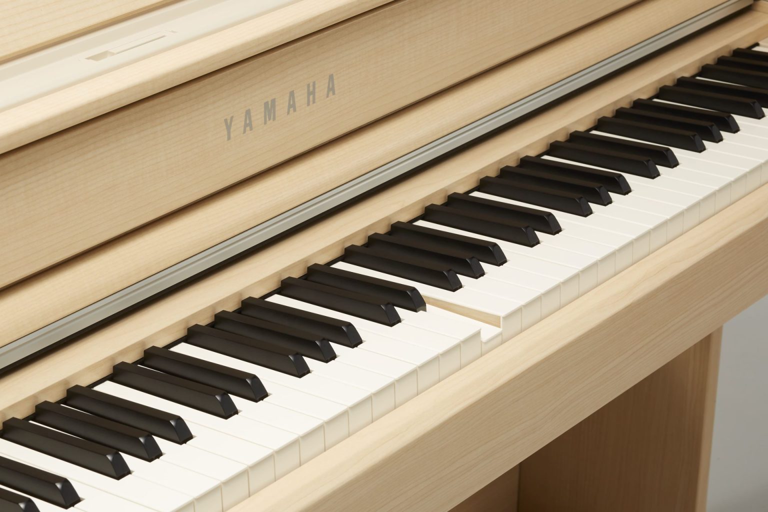 アノの演奏時には欠かせないペダルについては、奏者の足先から伝える重さの違いやその変化を再現する「新グランドタッチペダル」を採用し、より繊細なニュアンスでペダリングを再現します。